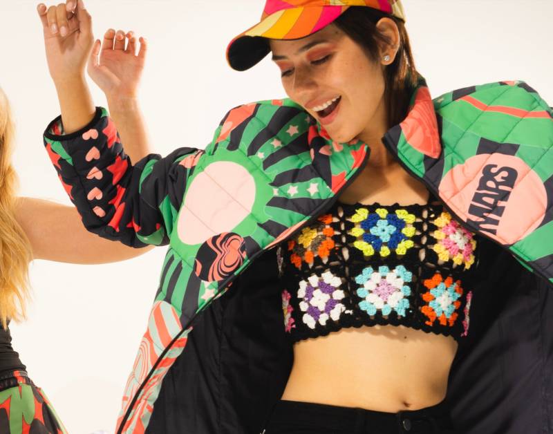 Das Blume Quadrat Häkeltop | Ein Handgefertigtes Stück Für Den Vintage Inspirierten Liebhaber Gehäkelt in Schwarz Und Regenbogen Oma Quadrate von GooseTaffy