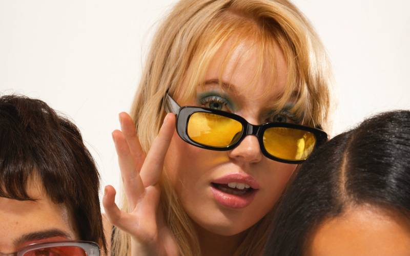 Die Perfekte Sonnenbrille | Schwarze Rahmen Mit Gelben Linsen Unisex Rechteckig 90Er Jahre Y2K Raver Style Ästhetik Nicht Rezeptfrei Gans Taffy von GooseTaffy