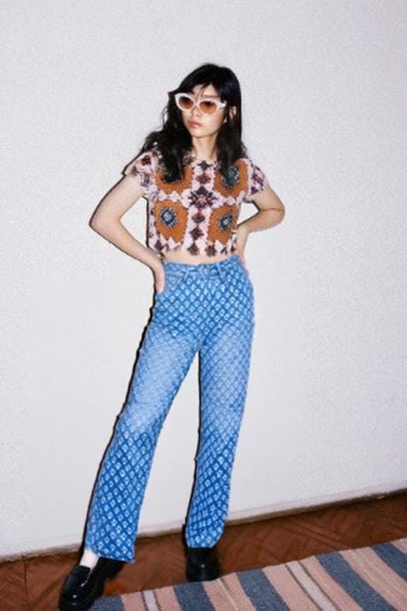 Die Star Crossed Jeans | Deine Neue Lieblingshose Relaxed Fit Mid Wash Denim Mit Hoher Taille Und Allover Cutout Detail Gänse Toffee von GooseTaffy