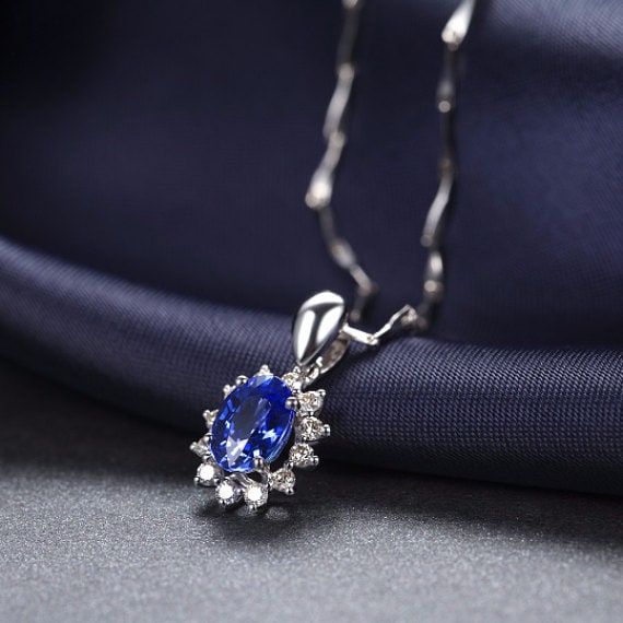 Blauer Saphir Diamant Halo-Anhänger, Blaue Saphir-Diamant-Halskette, Diamant-Halo Anhänger, Halo-Blauen Saphir-Diamant-Halskette von GopalsJewelry
