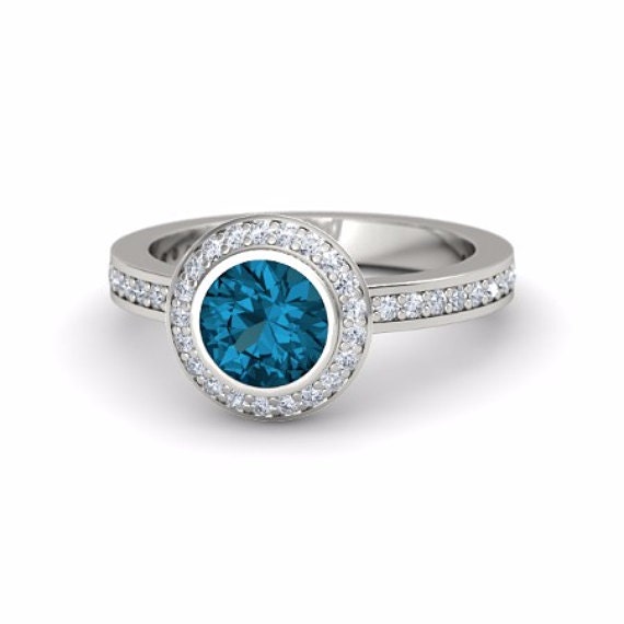 London Blue Topas Verlobungsring Diamant Halo Lünette Set 14K Weißgold, Blauer Trauringe, Halo-Ring von GopalsJewelry