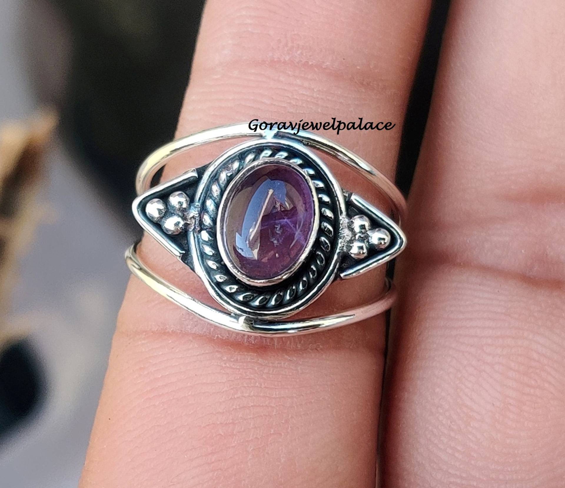 Amethyst Ring, 925 Sterling Silber Handgemachter Bandring, Schlichter Frauen Schmuck, Lila Oval Stein Daumenring von Goravjewelpalace