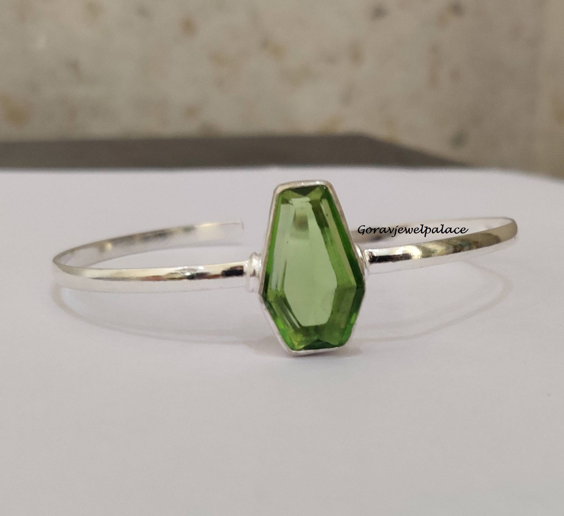 Peridot Armreif, Massiver 925 Sterling Silber Sarg Stapelarmreif, Verstellbare Offene Manschette, Mädchen Handgefertigter Armreif von Goravjewelpalace