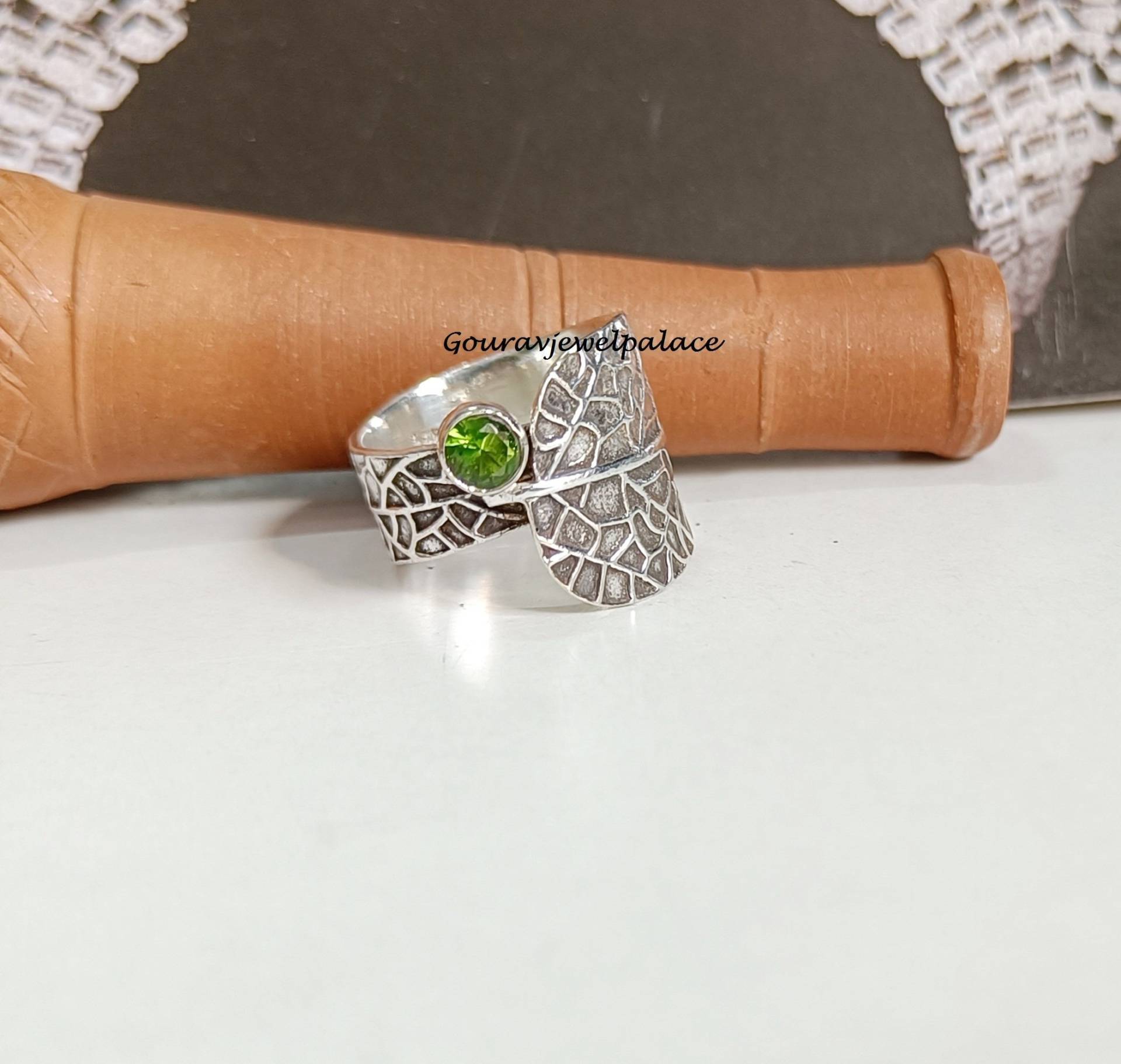 Peridot Ring, 925 Silberring, Designer Bandring, Handgemachter Boho Ehering, Event Gif Daumenring von Goravjewelpalace