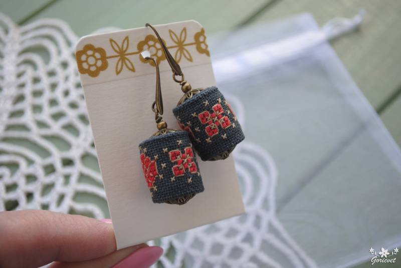 Boho Ohrringe Mit Bestickten Stoff Rote Kreuzstich Boho Ohrringe Mit Bestickten Stoff Rote Kreuzstich von Goricvet
