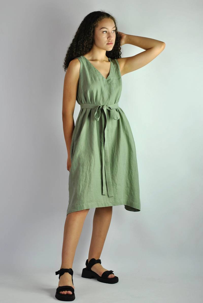 Reines Leinenkleid in Salbeigrün, Sommerkleid, Loungekleid, Hauskleid Mit Taschen, Knielanges Kleid Gürtel, Nr. 95 von GoshYaga