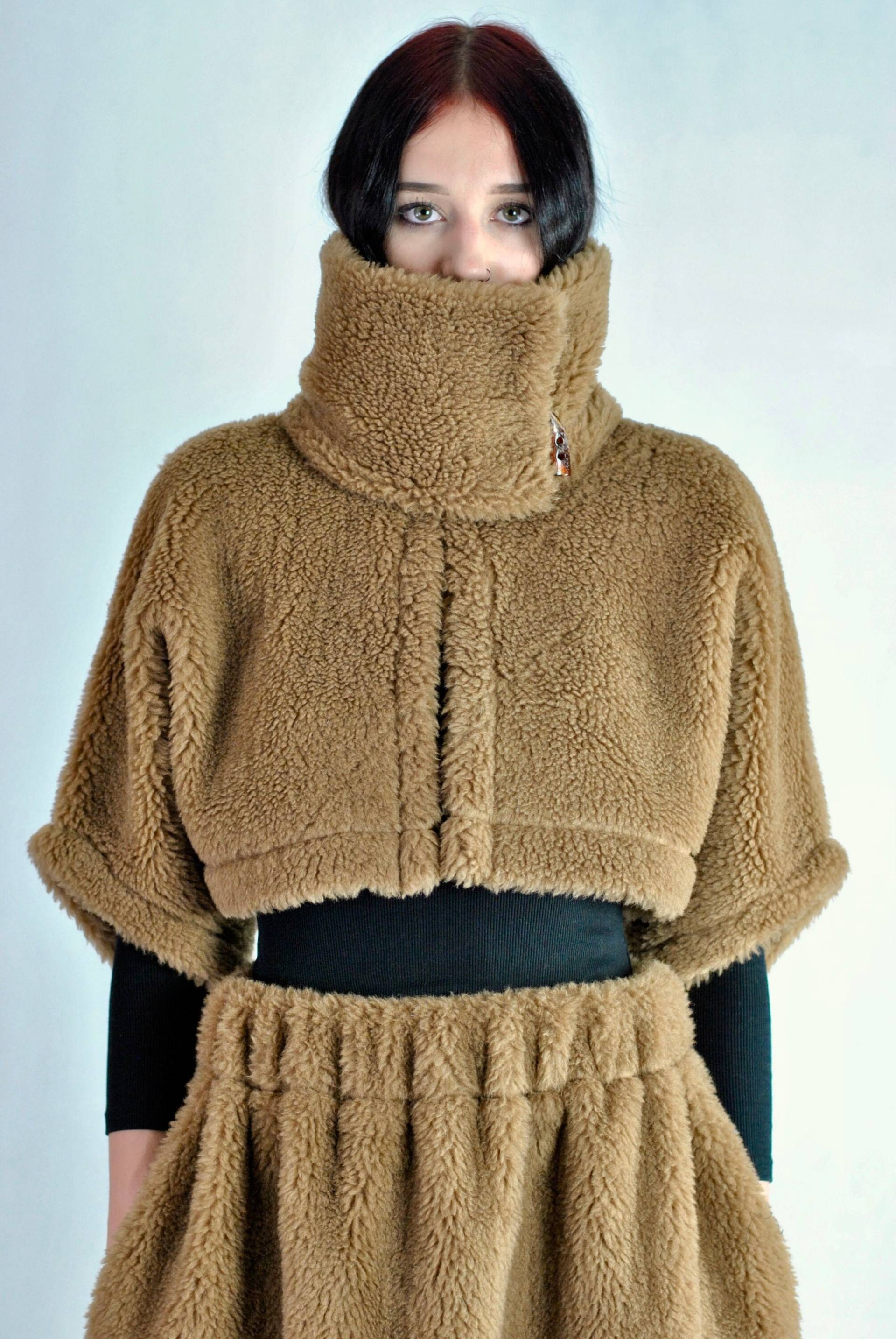 Schafwolle Kurzjacke, Locker Sitzender Shrug, Naturbraune Wolle, Winter Bolero, Wollflor Mantel Cape No. 132 von GoshYaga