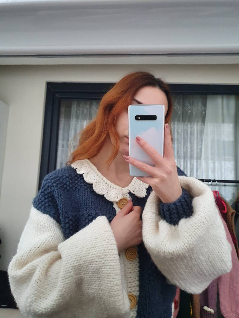 Spitzenkragen-Strickjacke, Extra Ballon-Ärmel-Strickjacke, Blau-Weißer Pullover, Zwei Farben Gemütliche Strickjacke, Sperrige Ärmel von Goshley