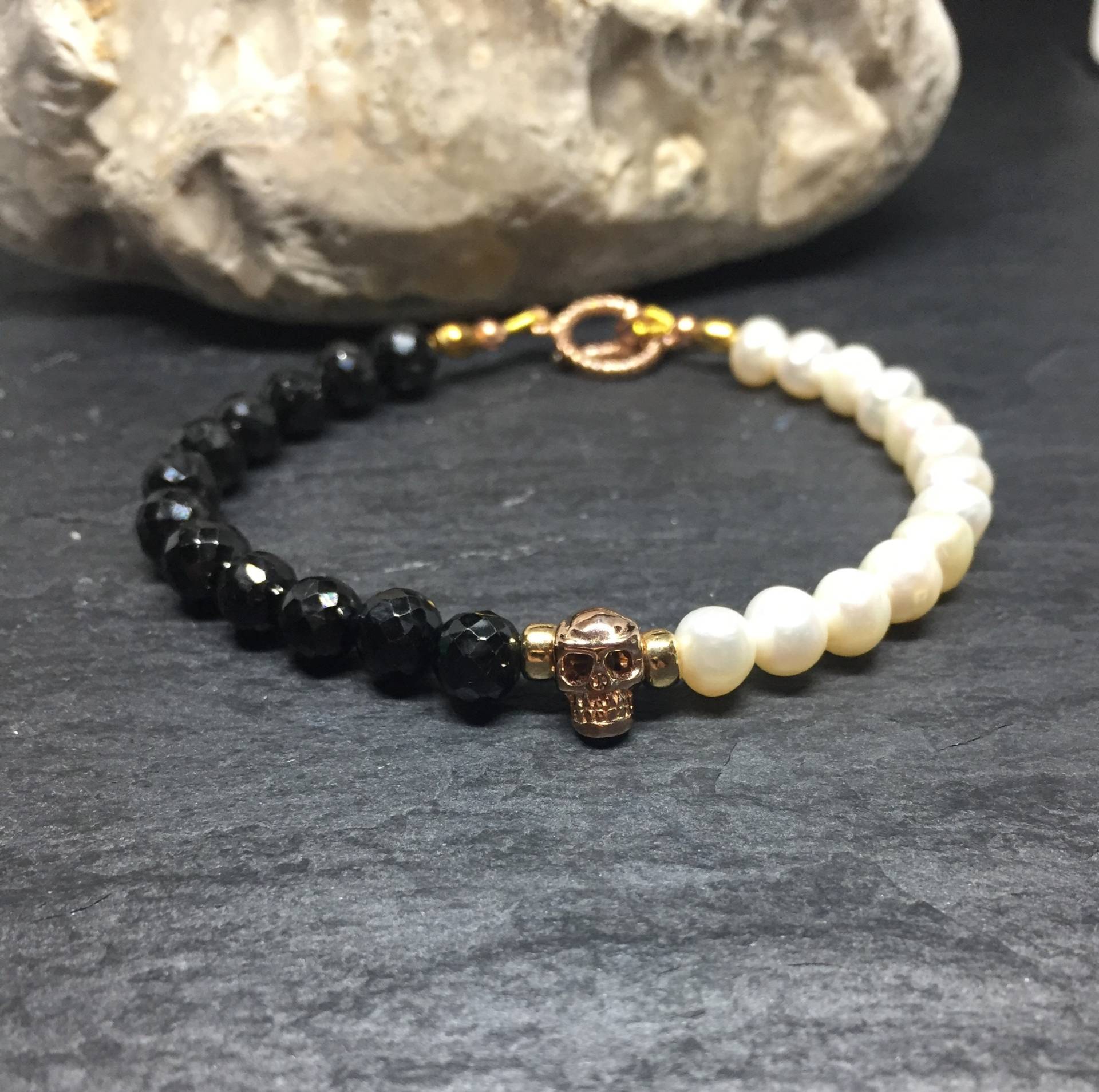 Rose Gold Damen Schädel Armband, Tansanit Weißes Perlenarmband, Halloween Schmuck, Weihnachtsgeschenk, Gothic Alternative von GossJewellery