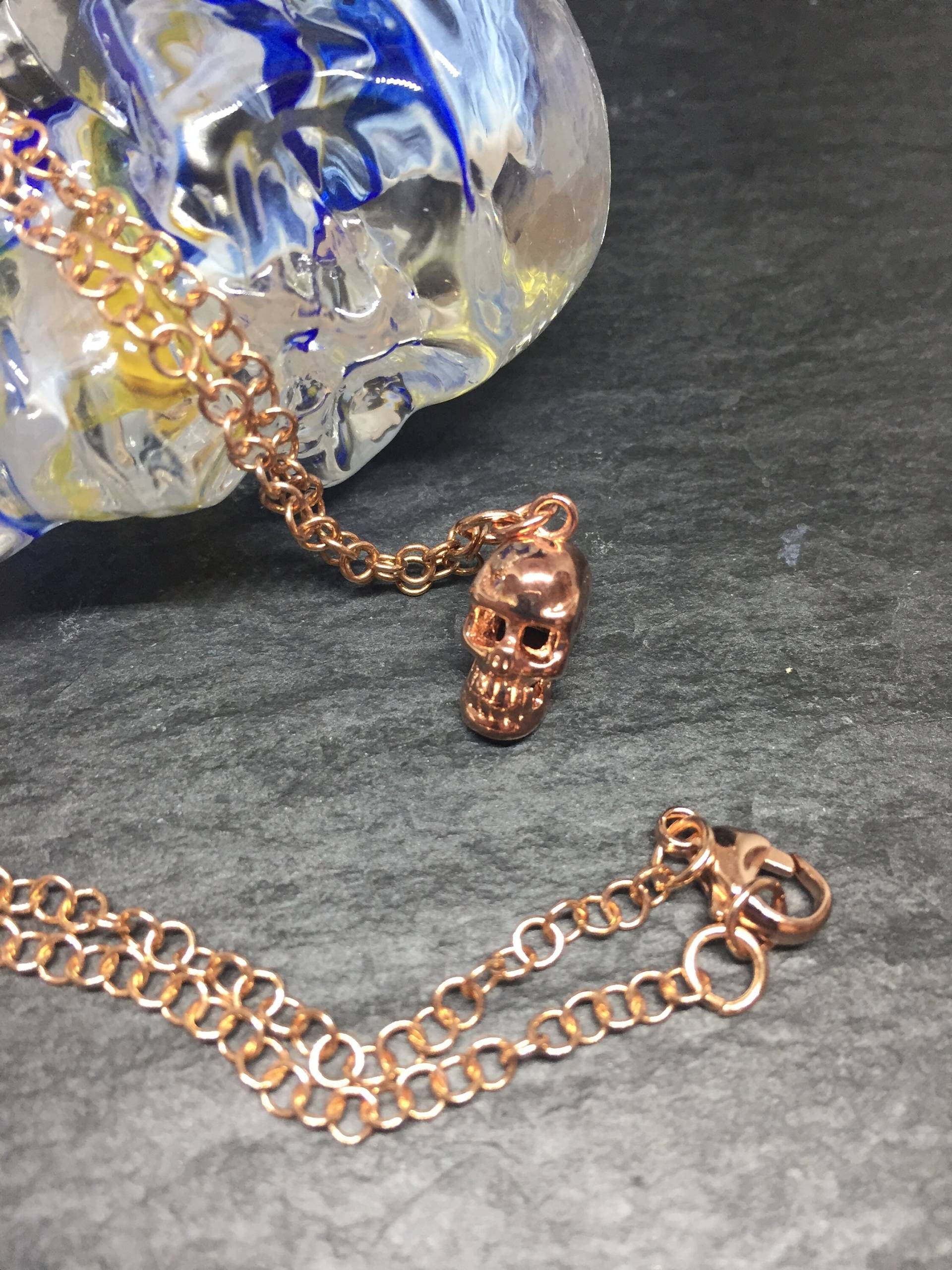 Rose Gold Schädel Halskette, Biker Schmuck, Herren 925 Silber Schädel, Rosegold, Anhänger, Alternative Halloween Schmuck von GossJewellery