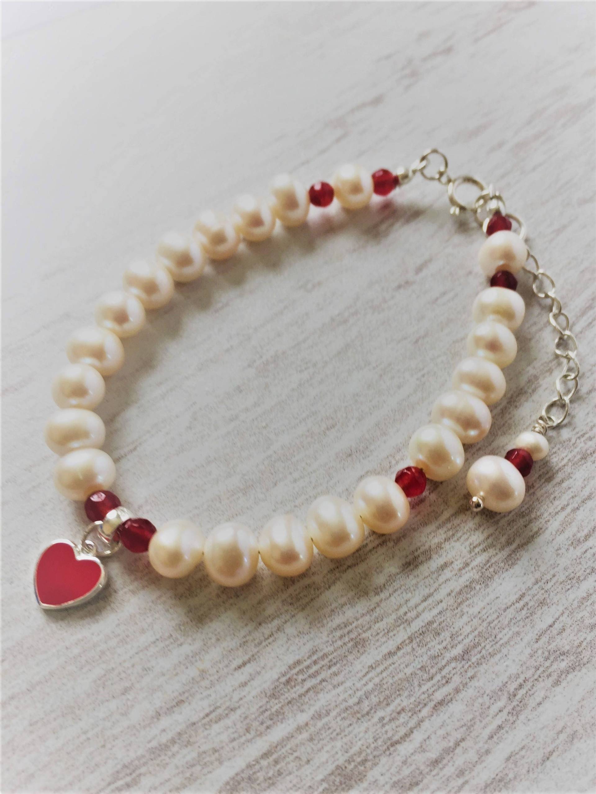 Weißes Perlenarmband, Silbernes Herzarmband, Armband, Valentinstaggeschenk, Hochzeitsschmuck, Weiße Süßwasserperlen von GossJewellery