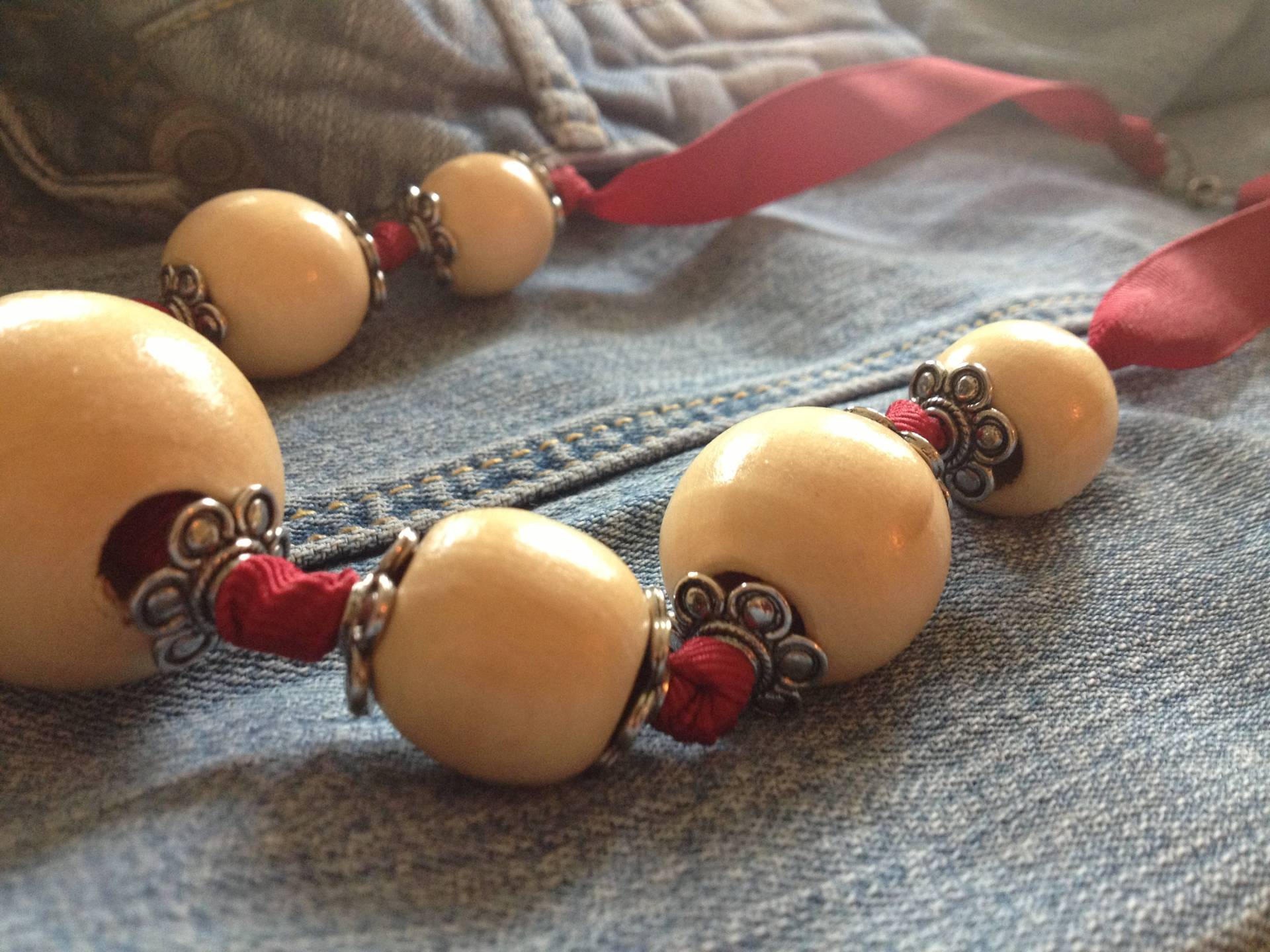 Rotes Band Und Holzperlenkette Rotes Band Und Holzperlenkette von GossamerBead