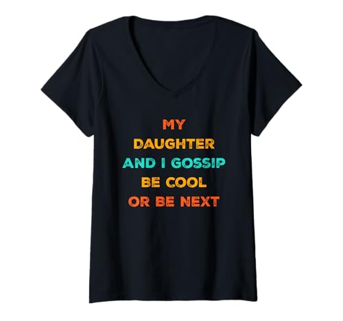 Damen My Daughter and I Gossip Be Cool or Be Next Funny Mom Dad T-Shirt mit V-Ausschnitt Damen My Daughter and I Gossip Be Cool or Be Next Funny Mom Dad T-Shirt mit V-Ausschnitt von Gossip Gear Funny Mom Dad Daughter Merch