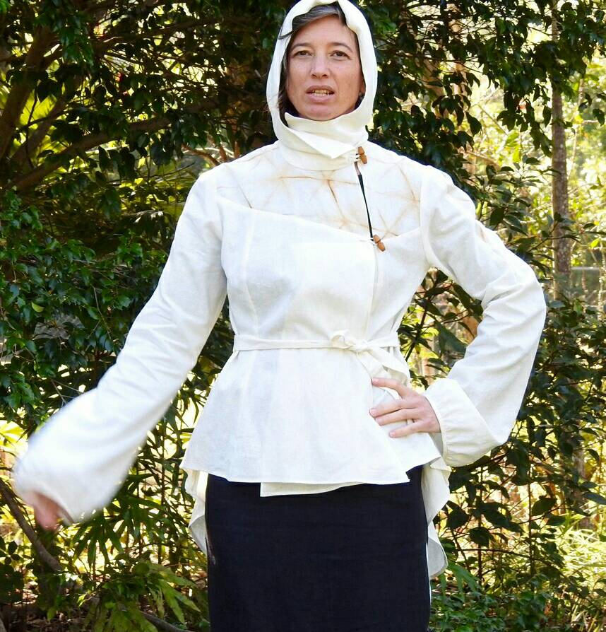 Leichte Jacke Mit Kapuze Und Ballonärmeln in Hanf - Bio-Baumwollmischung. Vegegefärbter Shibori von Gosyma
