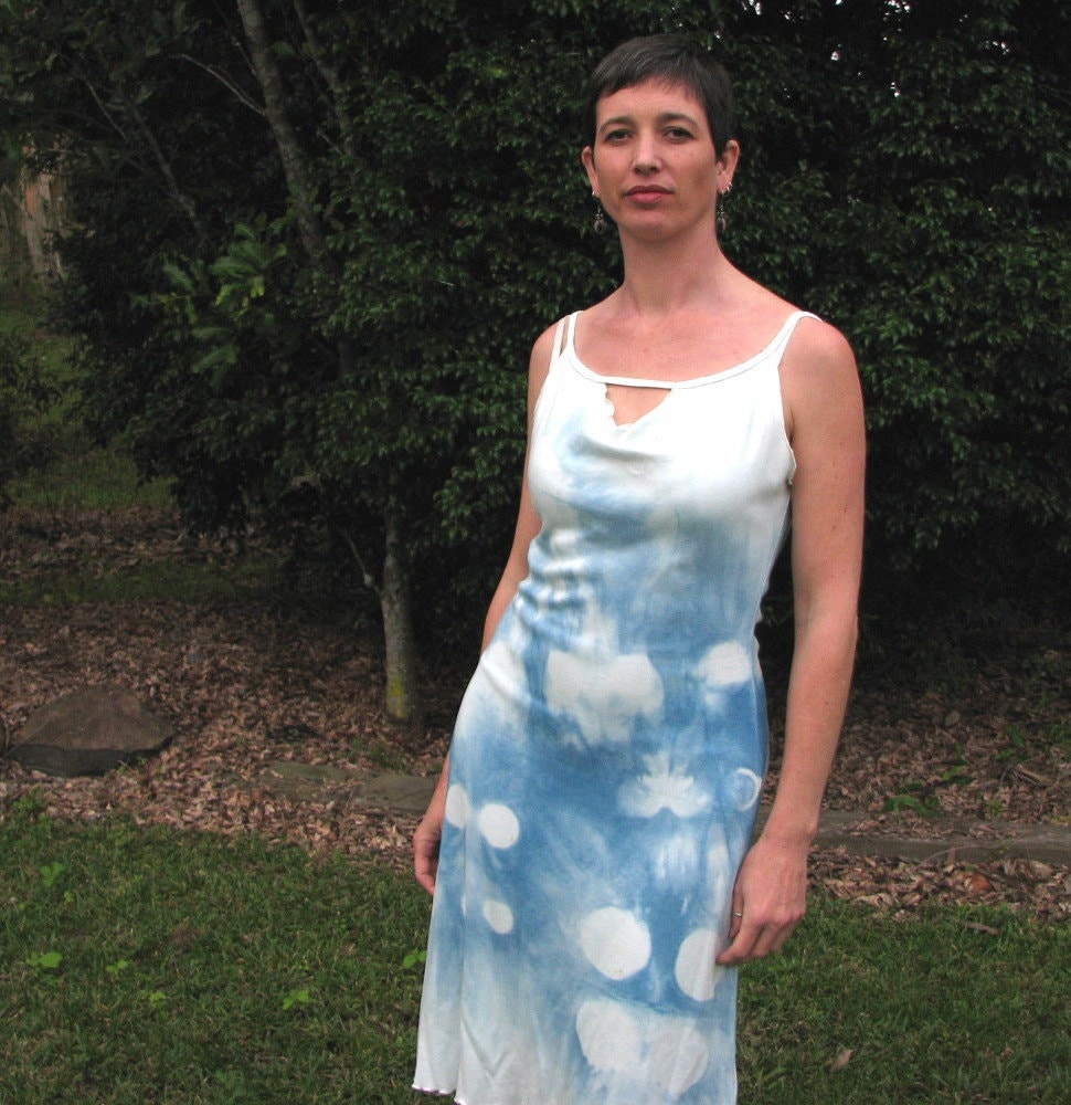 Low-Back Stretch Shibori Kleid, Weiß & Indigo von Gosyma
