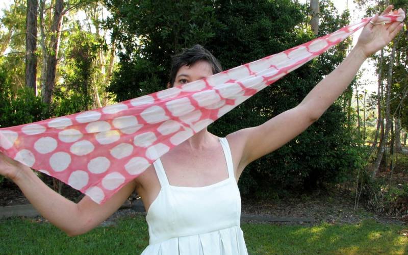 Rosa Und Weiße Punkte Seidenschal Handgefärbt Mit Natürlichem Cochineal, Lange Dreieckige Scherbenform Rosa Und Weiße Punkte Seidenschal Handgefärbt Mit Natürlichem Cochineal, Lange Dreieckige Scherbenform von Gosyma