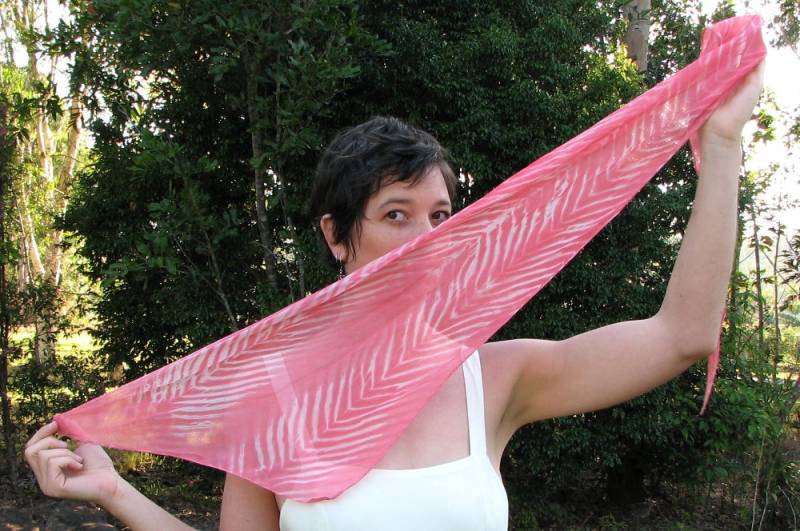 Seidenschal Dreieckig Lang, Shibori Handgefärbt in Naturbelassenem Cochineal Weiß Und Rosa Seidenschal Dreieckig Lang, Shibori Handgefärbt in Naturbelassenem Cochineal Weiß Und Rosa von Gosyma