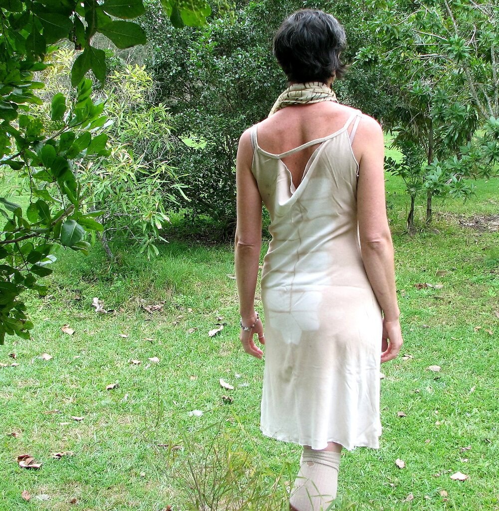 Sommer Festival Kleid in Eukalyptus Blättern Gefärbt von Gosyma