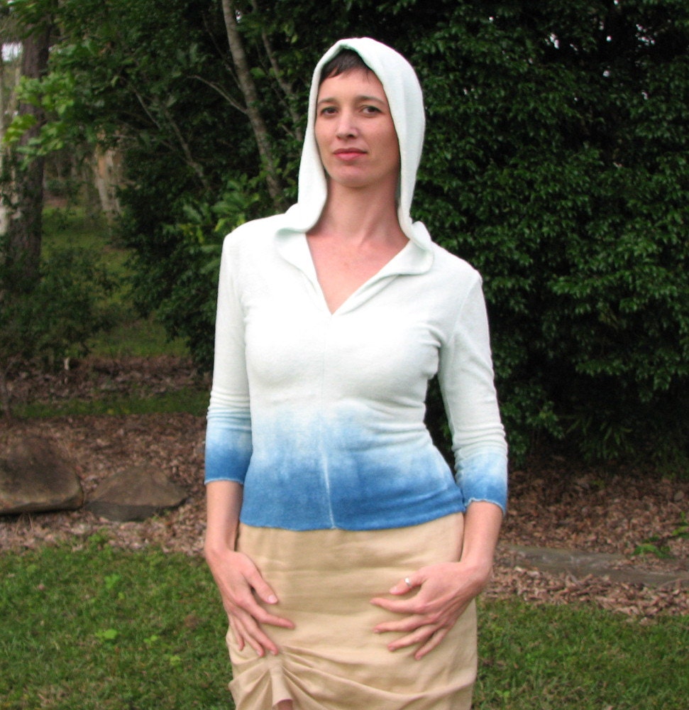 stretch Eng Anliegender Hoodie, Ombre in Natur Indigo. Winter-Weiß & Blau Weicher Bambus Frottee von Gosyma