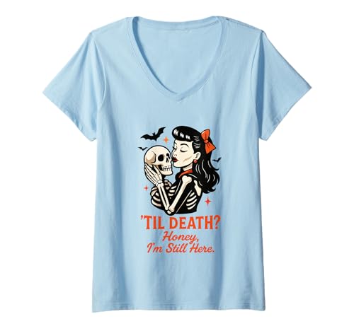 Damen Til Death Honey I'm Still Here Design T-Shirt mit V-Ausschnitt Damen Til Death Honey I'm Still Here Design T-Shirt mit V-Ausschnitt von Gothic Romance Rockabilly Halloween Vibes