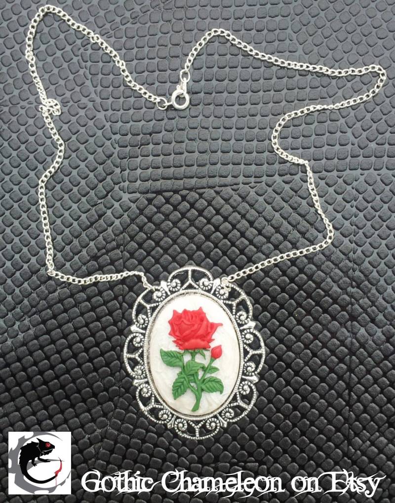 Handgemachte Rote Rose Kamee Anhänger An Einer Silber Kette Gothic Steampunk Emo Punk Handgemachte Rote Rose Kamee Anhänger An Einer Silber Kette Gothic Steampunk Emo Punk von GothicChameleon