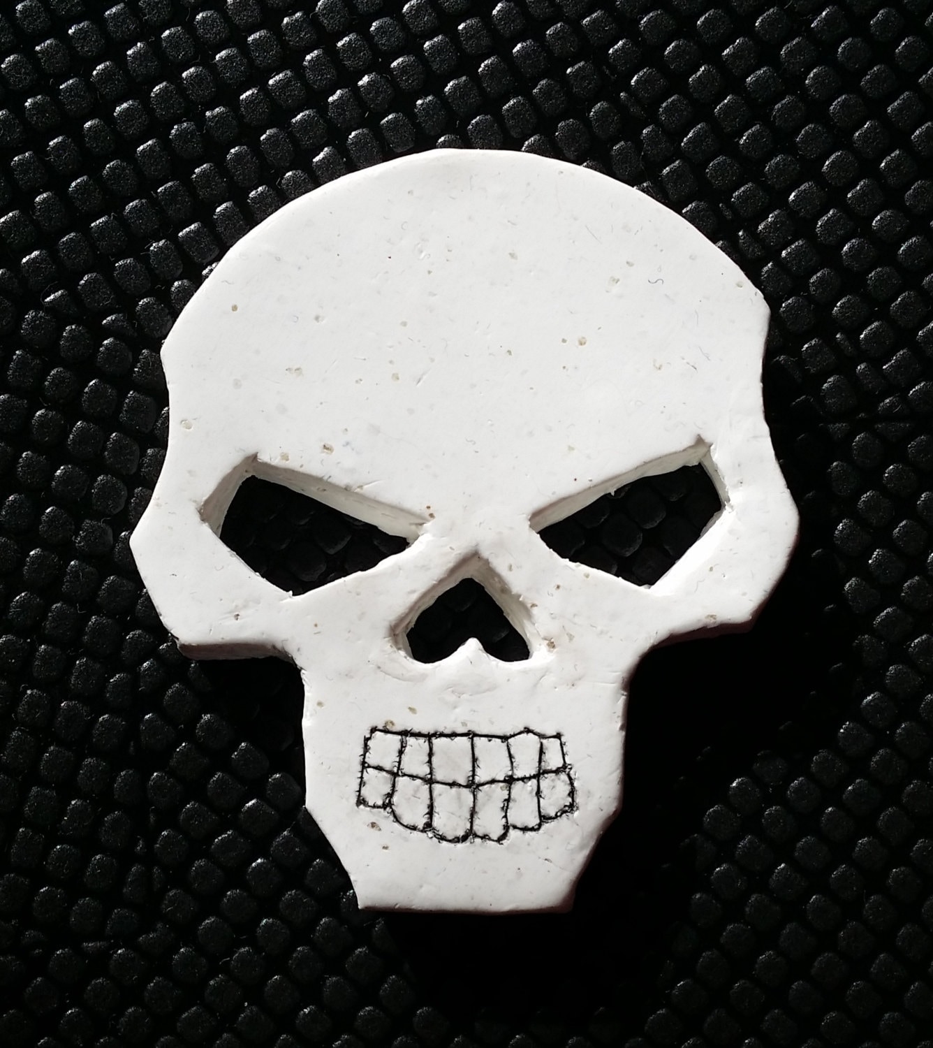 Handgemachte White Clay Skull Brosche Anstecknadel Gothic Emo Steampunk Handgemachte White Clay Skull Brosche Anstecknadel Gothic Emo Steampunk von GothicChameleon