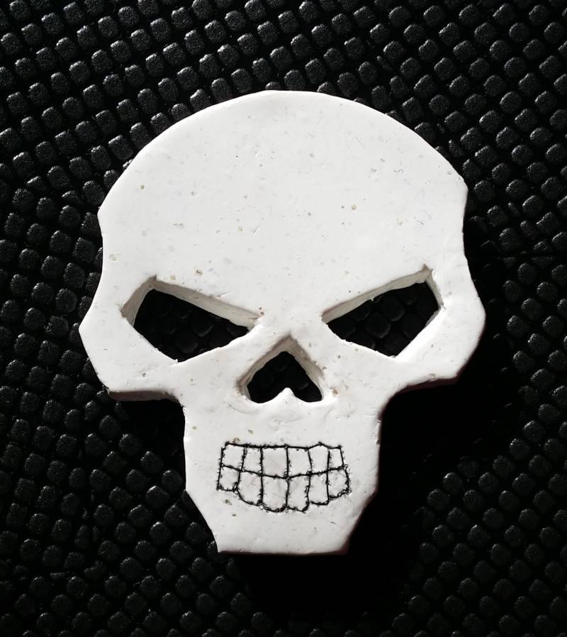 Handgemachte White Clay Skull Brosche Anstecknadel Gothic Emo Steampunk von GothicChameleon