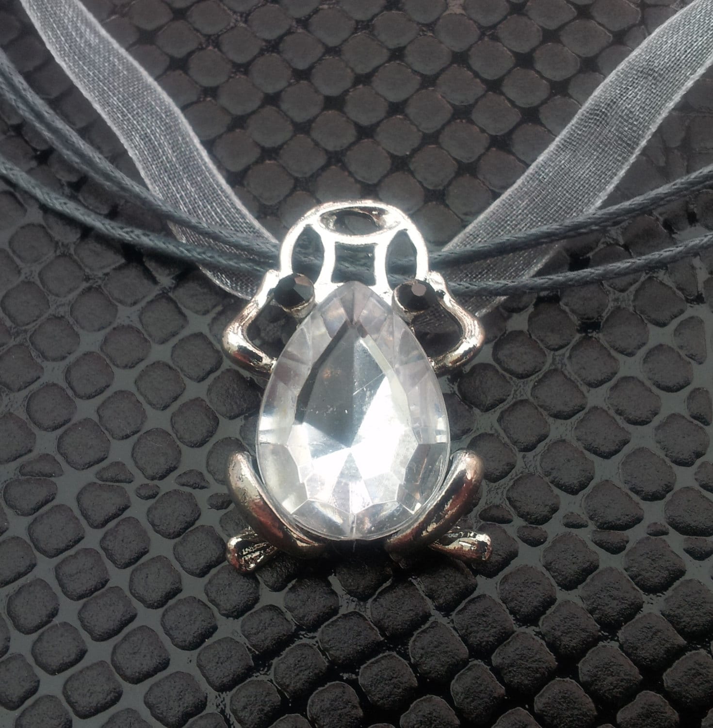 Handgemachter Kristall Und Silber Glücks Frosch Anhänger An Einem Band Kordel Halskette Gothic Steampunk Emo Punk Handgemachter Kristall Und Silber Glücks Frosch Anhänger An Einem Band Kordel Halskette Gothic Steampunk Emo Punk von GothicChameleon