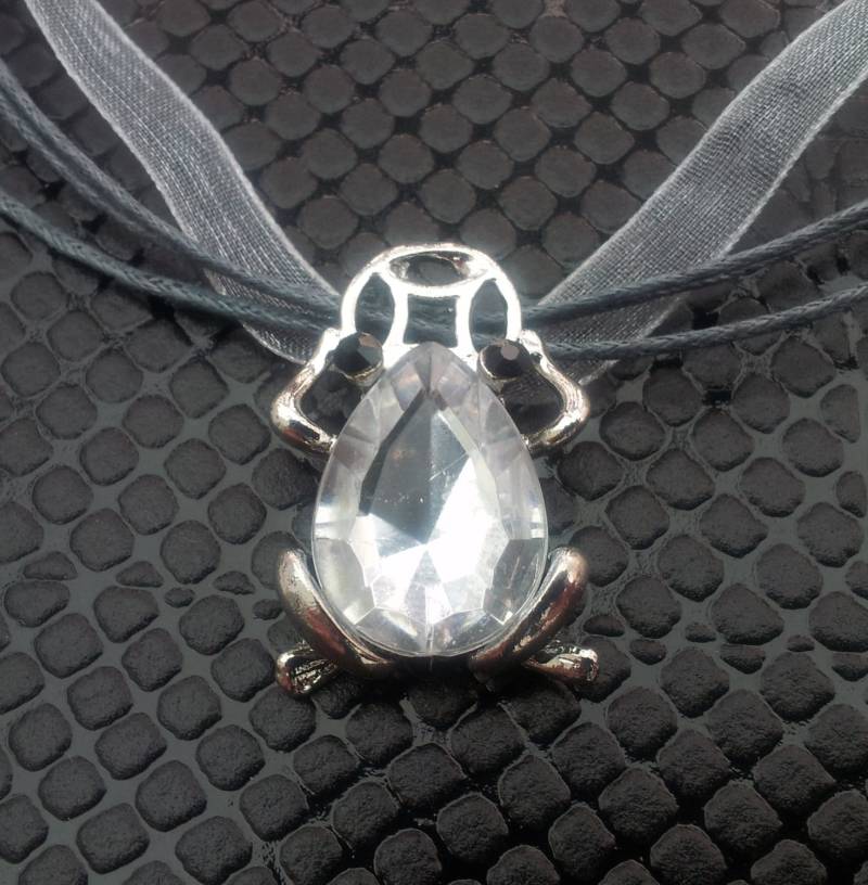 Handgefertigter Kristall Und Silber Frosch Anhänger An Einem Band Kordel Halskette Gothic Steampunk Emo Punk Handgefertigter Kristall Und Silber Frosch Anhänger An Einem Band Kordel Halskette Gothic Steampunk Emo Punk von GothicChameleon