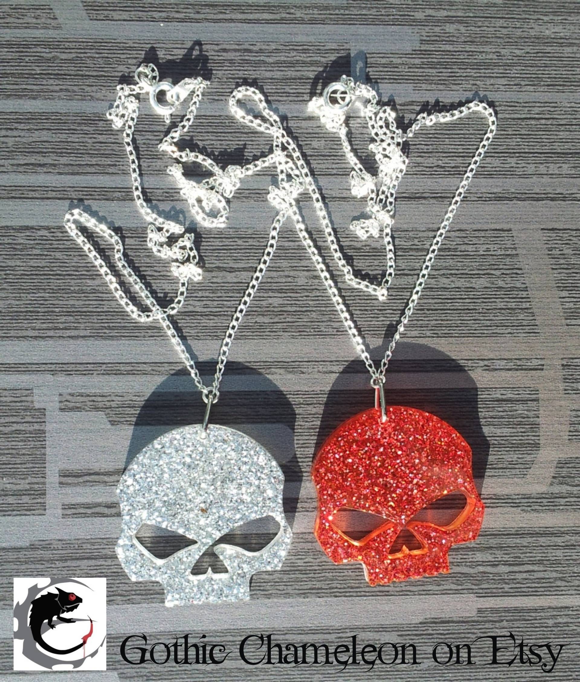 Handgemachter Red & Silver Glitter Resin Schädelanhänger Mit Silberfarbener Halskette Gothic Emo Steampunk Handgemachter Red & Silver Glitter Resin Schädelanhänger Mit Silberfarbener Halskette Gothic Emo Steampunk von GothicChameleon