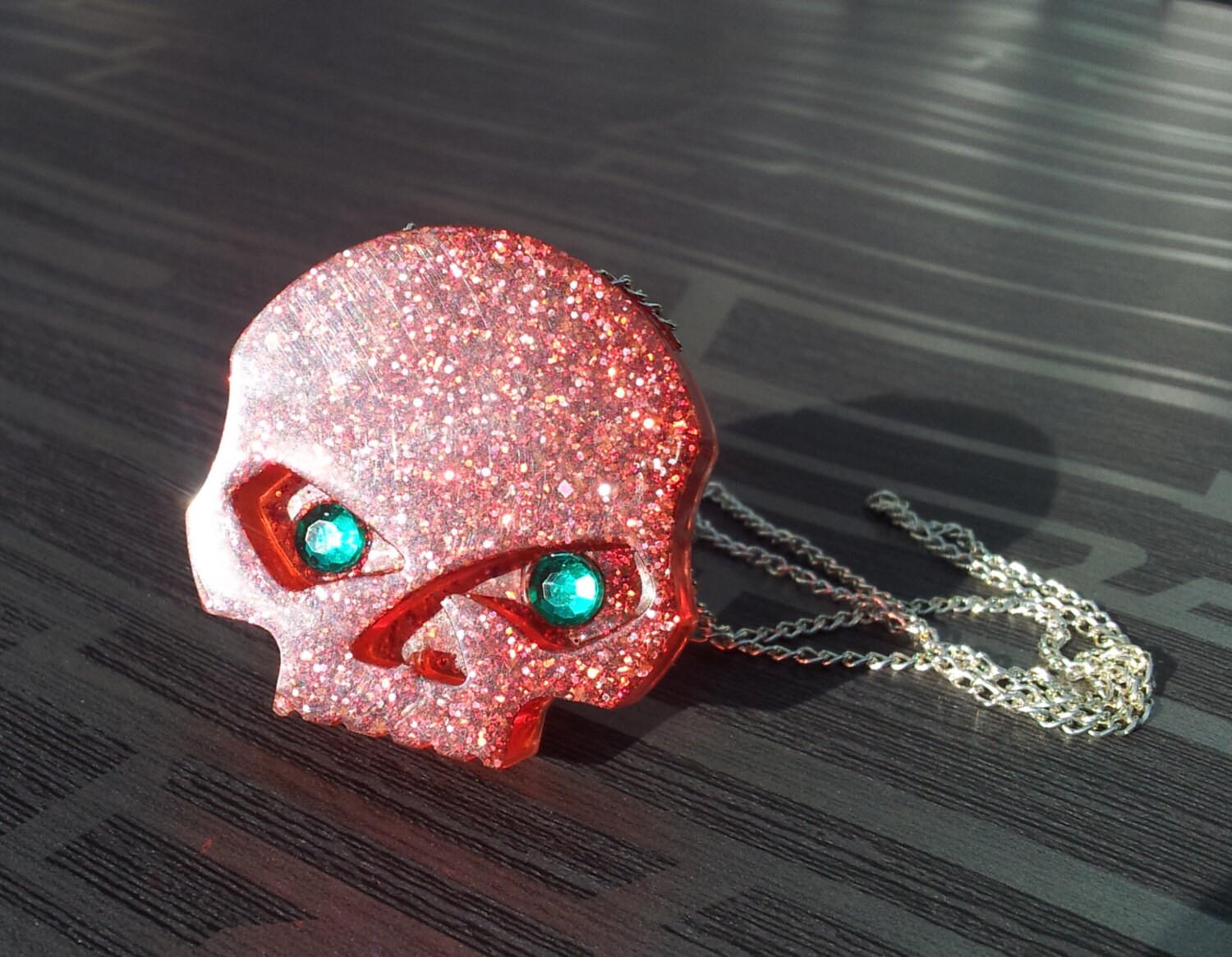 Handgemachter Roter Glitter Resin Schädel Anhänger Mit Silberfarbenen Halskette Gothic Emo Steampunk Handgemachter Roter Glitter Resin Schädel Anhänger Mit Silberfarbenen Halskette Gothic Emo Steampunk von GothicChameleon