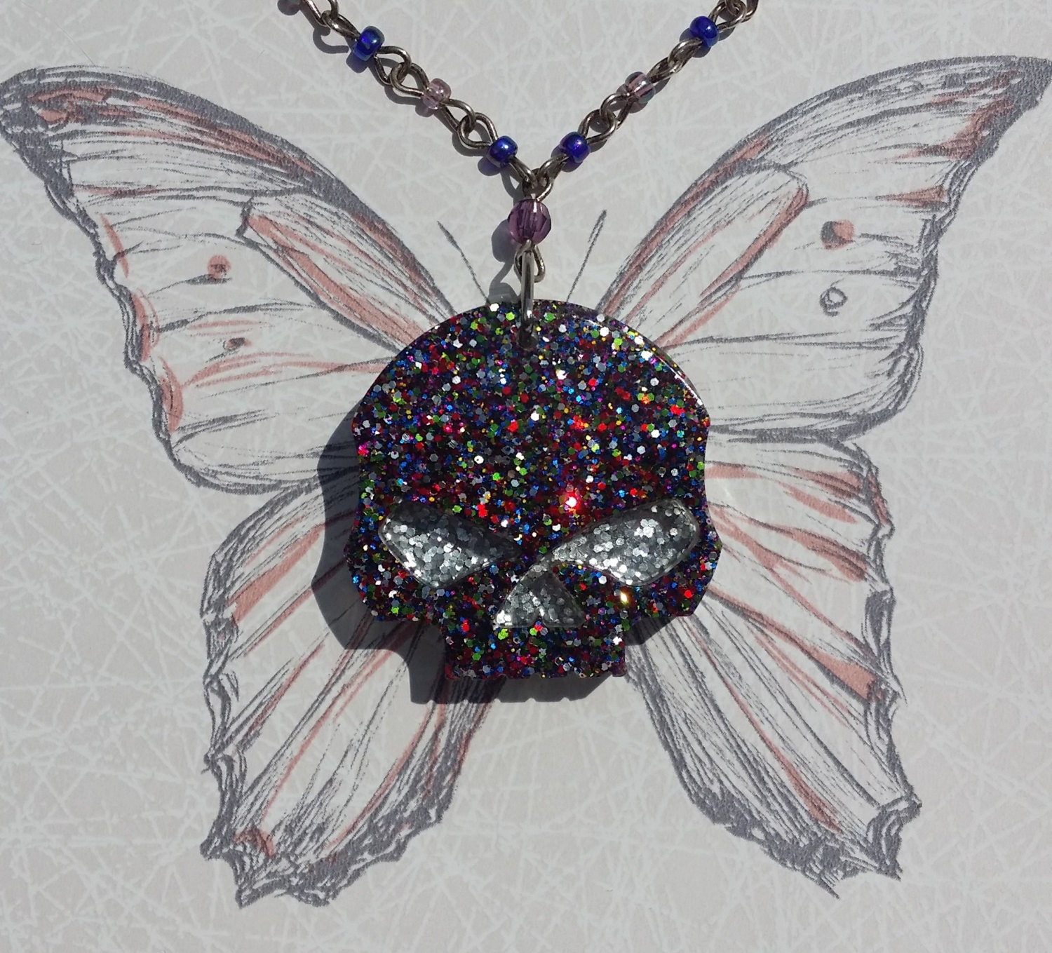 Ooak Multi Color Glitter Harz Schädel Anhänger Mit Gold Ton & Bead Halskette Handmade Gothic Emo Steampunk Ooak Multi Color Glitter Harz Schädel Anhänger Mit Gold Ton & Bead Halskette Handmade Gothic Emo Steampunk von GothicChameleon