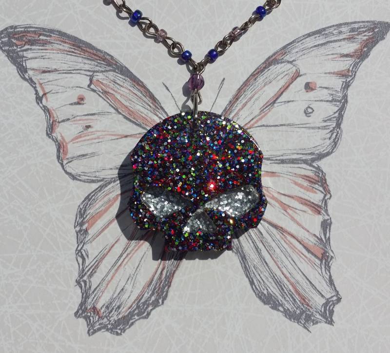 Ooak Multi Color Glitter Harz Schädel Anhänger Mit Gold Ton & Bead Halskette Handmade Gothic Emo Steampunk Ooak Multi Color Glitter Harz Schädel Anhänger Mit Gold Ton & Bead Halskette Handmade Gothic Emo Steampunk von GothicChameleon
