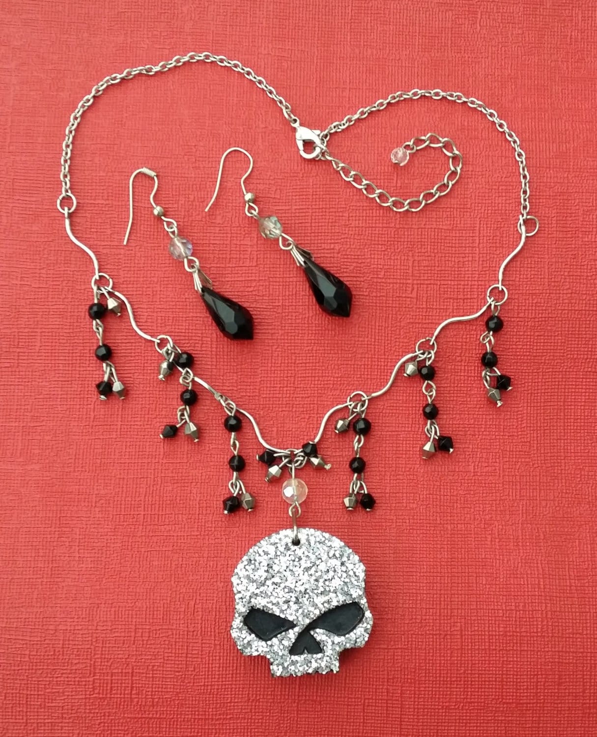 Ooak Silber & Schwarz Glitter Harz Schädel Anhänger Mit Ton Halskette Handmade Gothic Emo Steampunk Ooak Silber & Schwarz Glitter Harz Schädel Anhänger Mit Ton Halskette Handmade Gothic Emo Steampunk von GothicChameleon