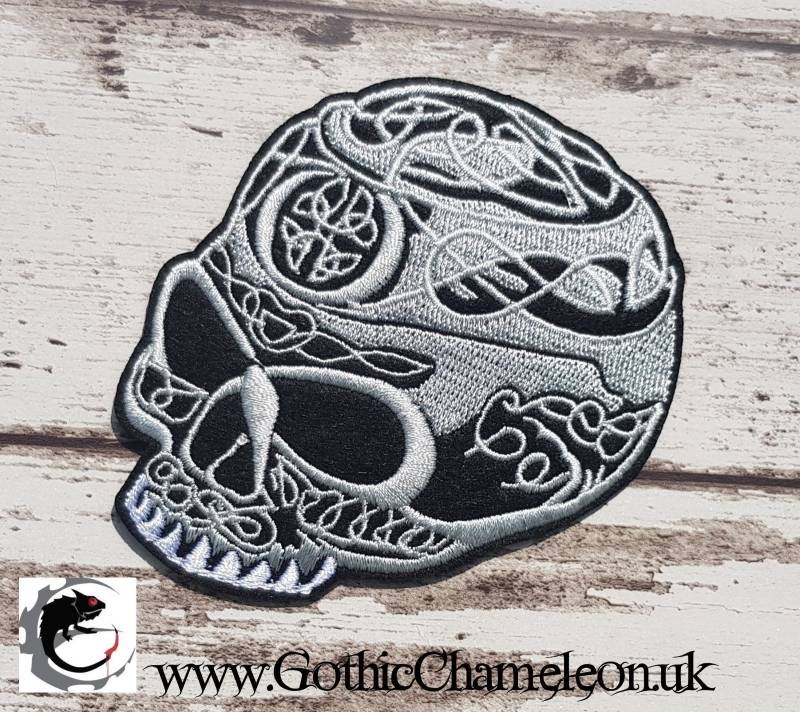 Silber & Schwarz Geschnitzter Schädel Gestickte Aufnäher-Applikation-Gothic Emo Punk von GothicChameleon