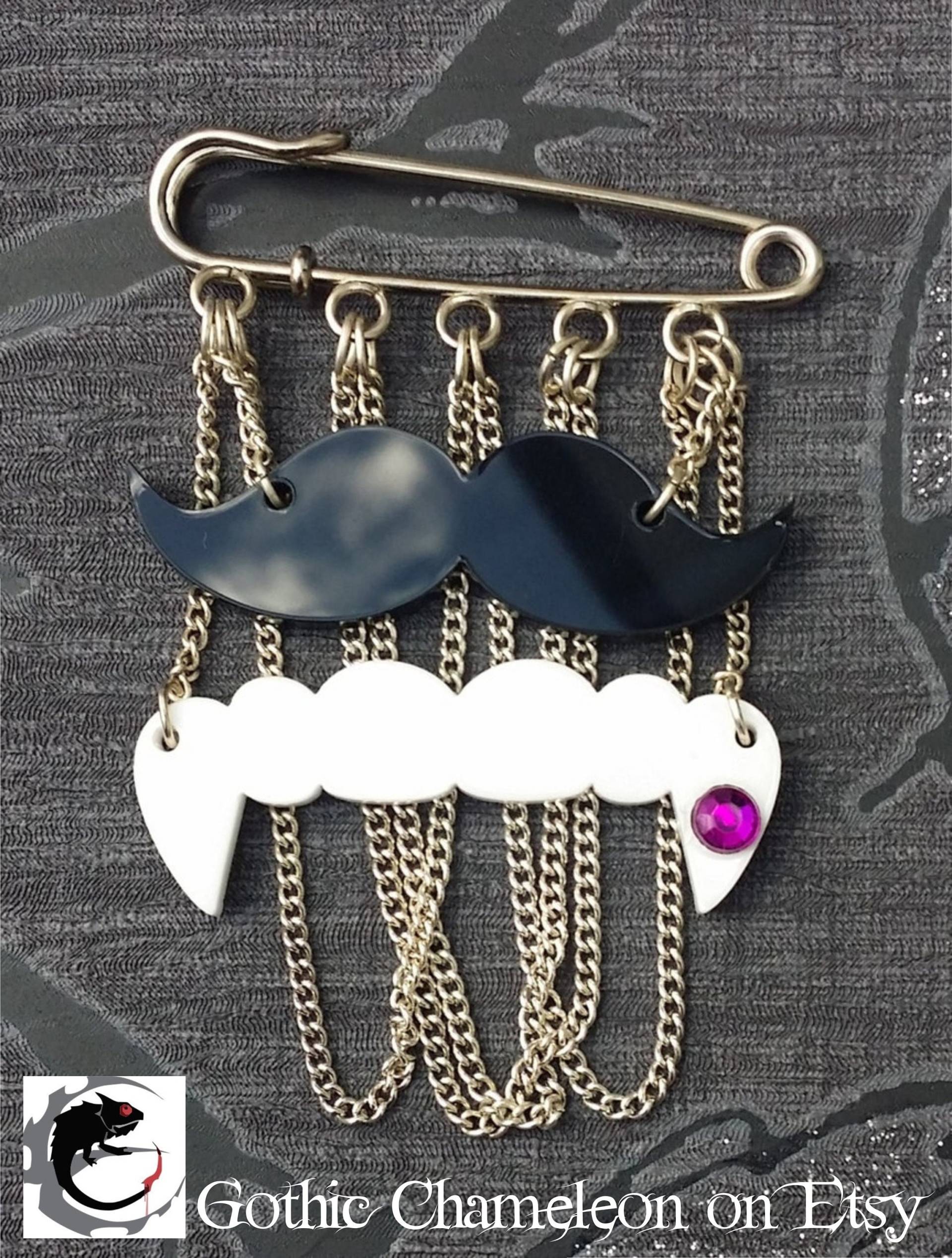 Vampirzähne & Schwarzer Schnurrbart Acryl Brosche Pin Badge Versilbert Kette Gothic Steampunk Emo Punk Vampirzähne & Schwarzer Schnurrbart Acryl Brosche Pin Badge Versilbert Kette Gothic Steampunk Emo Punk von GothicChameleon