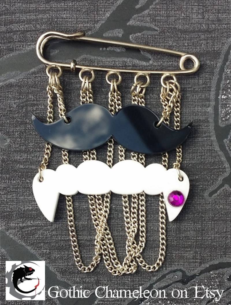 Vampirzähne & Schwarzer Schnurrbart Acryl Brosche Pin Badge Versilbert Kette Gothic Steampunk Emo Punk Vampirzähne & Schwarzer Schnurrbart Acryl Brosche Pin Badge Versilbert Kette Gothic Steampunk Emo Punk von GothicChameleon