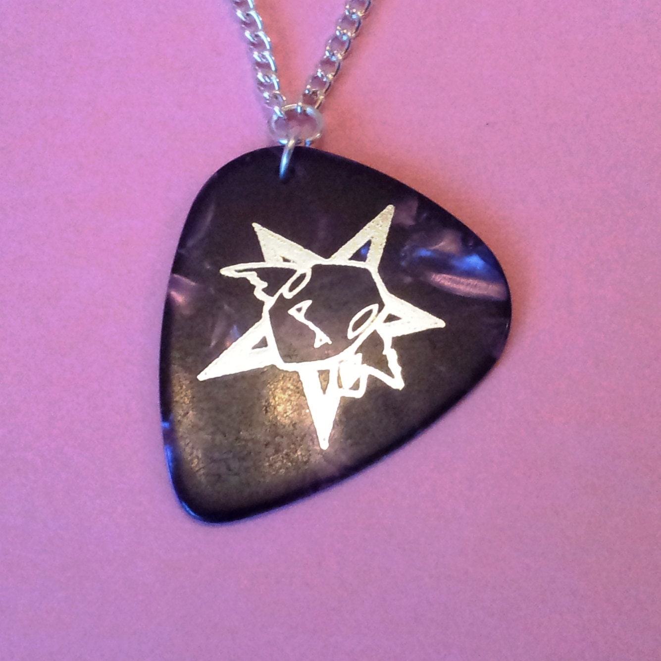 Verkauf Handgefertigtes Lila Pentagramm & Goblin Gesicht Plektrum Anhänger An Silberfarbener Kette Gothic Steampunk Emo Punk Verkauf Handgefertigtes Lila Pentagramm & Goblin Gesicht Plektrum Anhänger An Silberfarbener Kette Gothic Steampunk Emo Punk von GothicChameleon