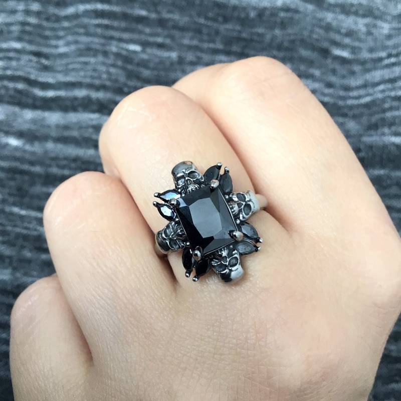 Schädel Mit Schwarzem Stein Ring, Gothic Skull Unisex Schmuck, Schwarzer Cz Verlobungsring, Saphir Ring von GothicOrbJewelry