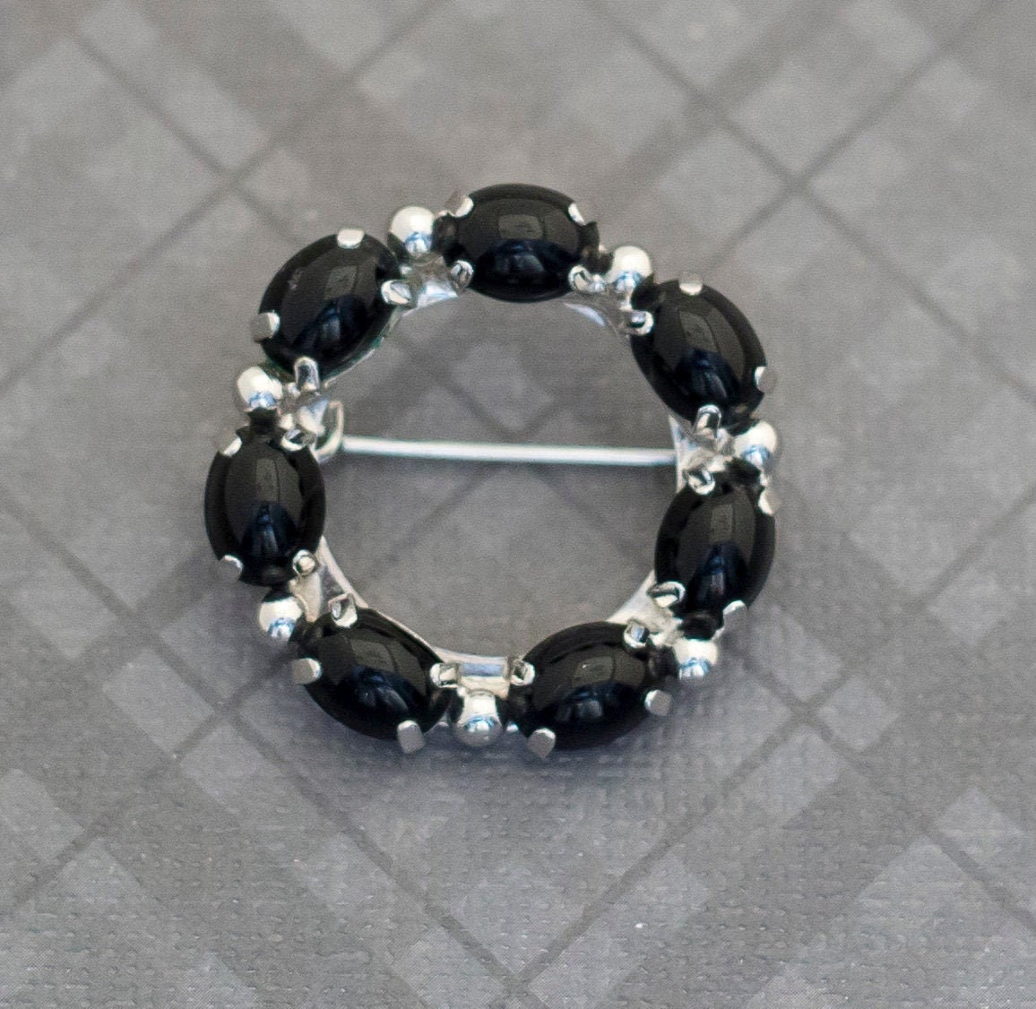 Vintage Gothic Black Open Circle Brosche G22 Vintage Gothic Black Open Circle Brosche G22 von GothicVTGAndMore