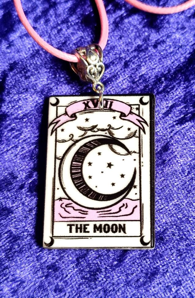 Der Mond, Tarotkarte, Gothic Acryl, Anhänger Halskette, An Kordel. Pastell Punk, Handgemachter Schmuck, Witchcore, Alt Girl, Cottagecore, Fairycore von GothiconGothic