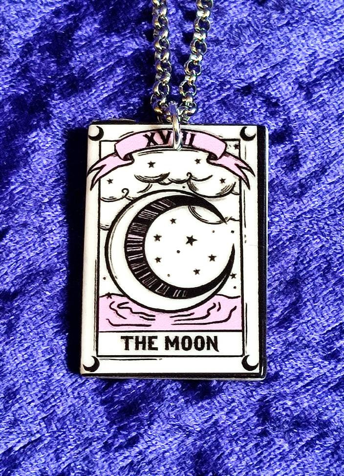 Der Mond, Tarotkarte, Gothic Acryl Anhänger, Halskette An Kette. Pastell Punk, Handgemachter Schmuck, Witchcore, Alt Girl, Cottagecore, Fairycore von GothiconGothic