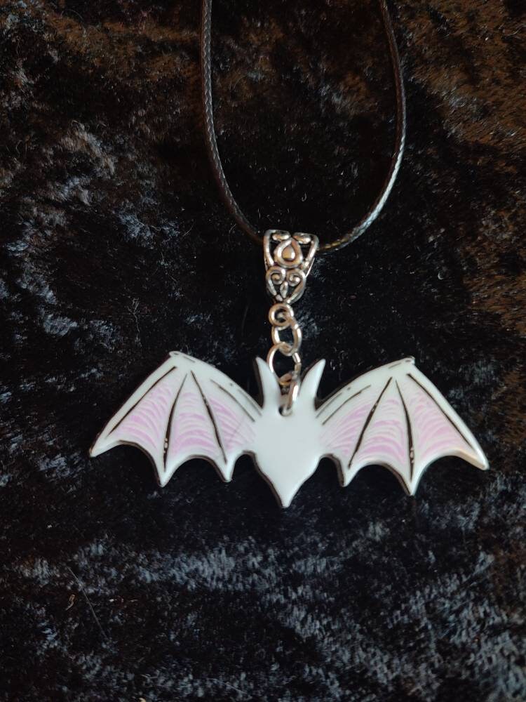 Gothic Fledermaus, Design, Anhänger, Halskette An Kette Oder Kordel. Pastell Punk, Handgemachter Schmuck, Witchcore, Alt Girl, Cottagecore, Fairycore von GothiconGothic