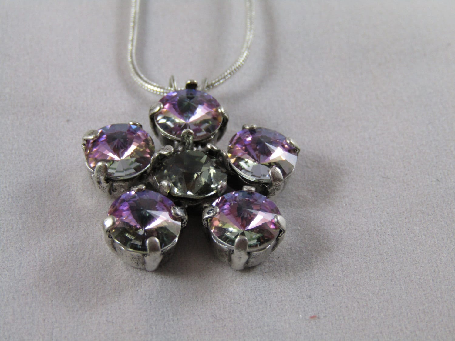 39Ss Swarovski Kristall Blume Halskette Lila | Leichte Vitrail 39Ss Swarovski Kristall Blume Halskette Lila | Leichte Vitrail von GouldieRocks