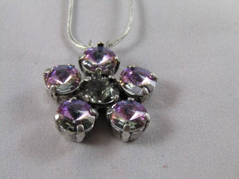 39Ss Swarovski Kristall Blume Halskette Lila | Leichte Vitrail 39Ss Swarovski Kristall Blume Halskette Lila | Leichte Vitrail von GouldieRocks