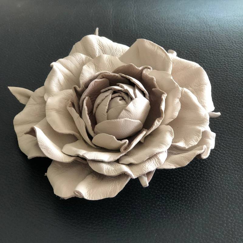 Creme Leder Blumen Brosche Rustikale Hochzeits-Haarspange von GouzelsBitsAndPieces