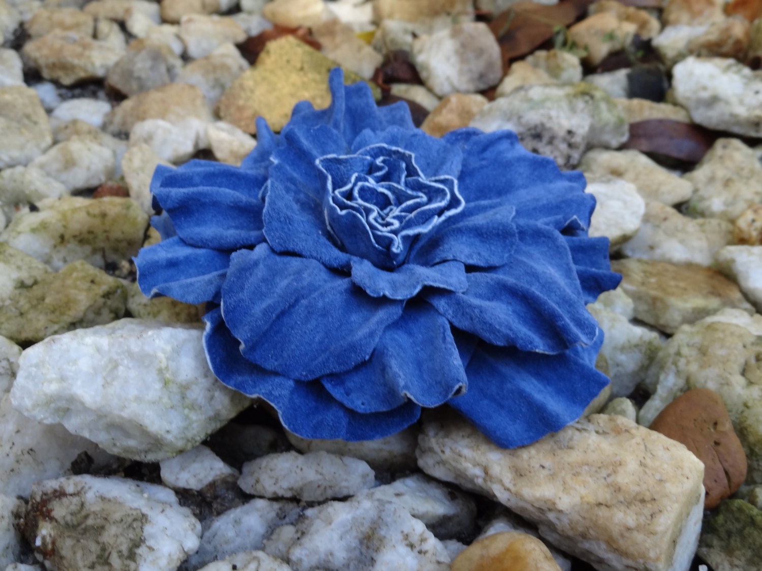 Handgefertigte Blaue Wildleder Blumen Brosche Vielseitige Pin Oder Haar Clip Handgefertigte Blaue Wildleder Blumen Brosche Vielseitige Pin Oder Haar Clip von GouzelsBitsAndPieces