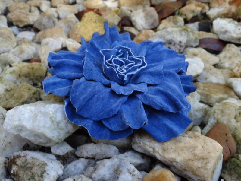 Handgefertigte Blaue Wildleder Blumen Brosche Vielseitige Pin Oder Haar Clip Handgefertigte Blaue Wildleder Blumen Brosche Vielseitige Pin Oder Haar Clip von GouzelsBitsAndPieces
