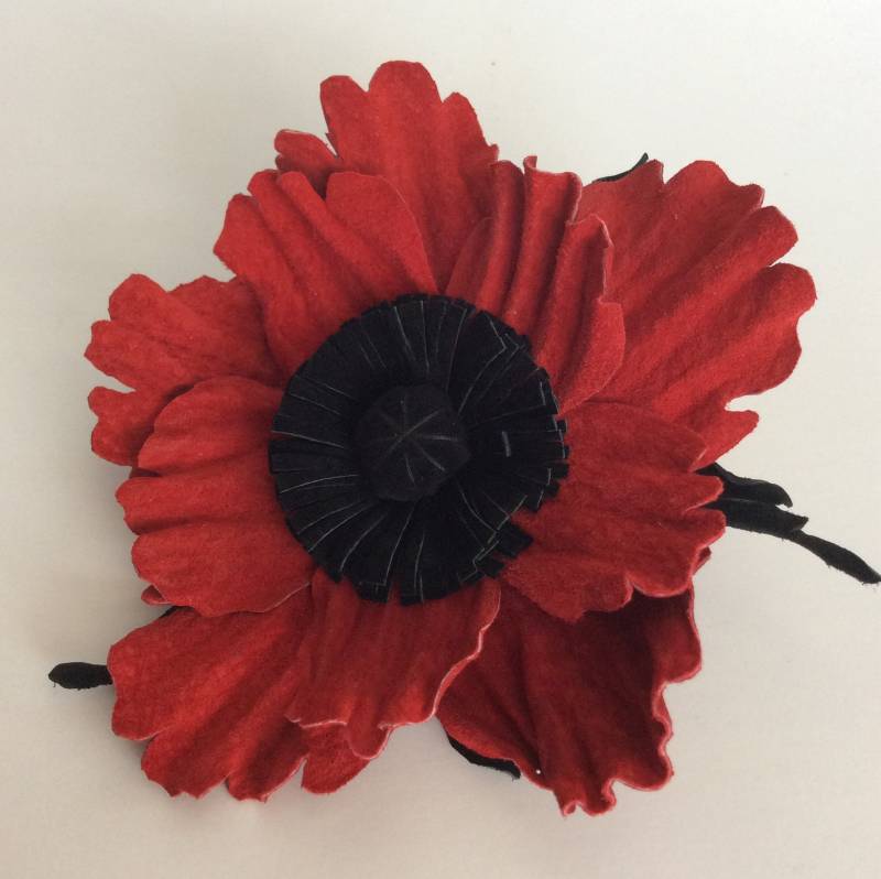 Handgemachte Rote Wildledermohnblume Brosche Vielseitige Blumenbrosche/Haarspange Handgemachte Rote Wildledermohnblume Brosche Vielseitige Blumenbrosche/Haarspange von GouzelsBitsAndPieces