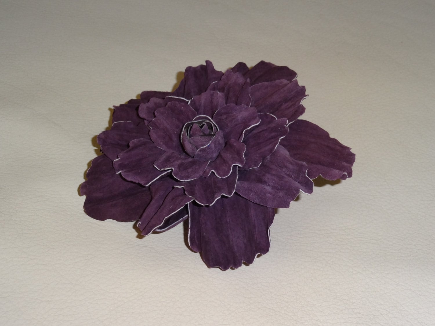 Handgefertigte Lila Wildleder Blumen Brosche Vielseitige Pin Oder Haar Clip Handgefertigte Lila Wildleder Blumen Brosche Vielseitige Pin Oder Haar Clip von GouzelsBitsAndPieces